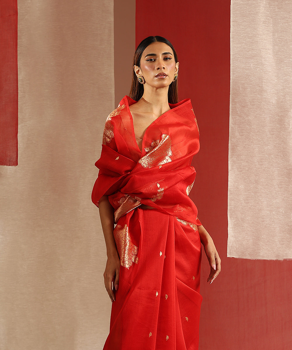 Red_Handloom_Pure_Kora_Silk_Banarasi_Saree_With_Gold_Zari_Kadhwa_Boota_WeaverStory_01