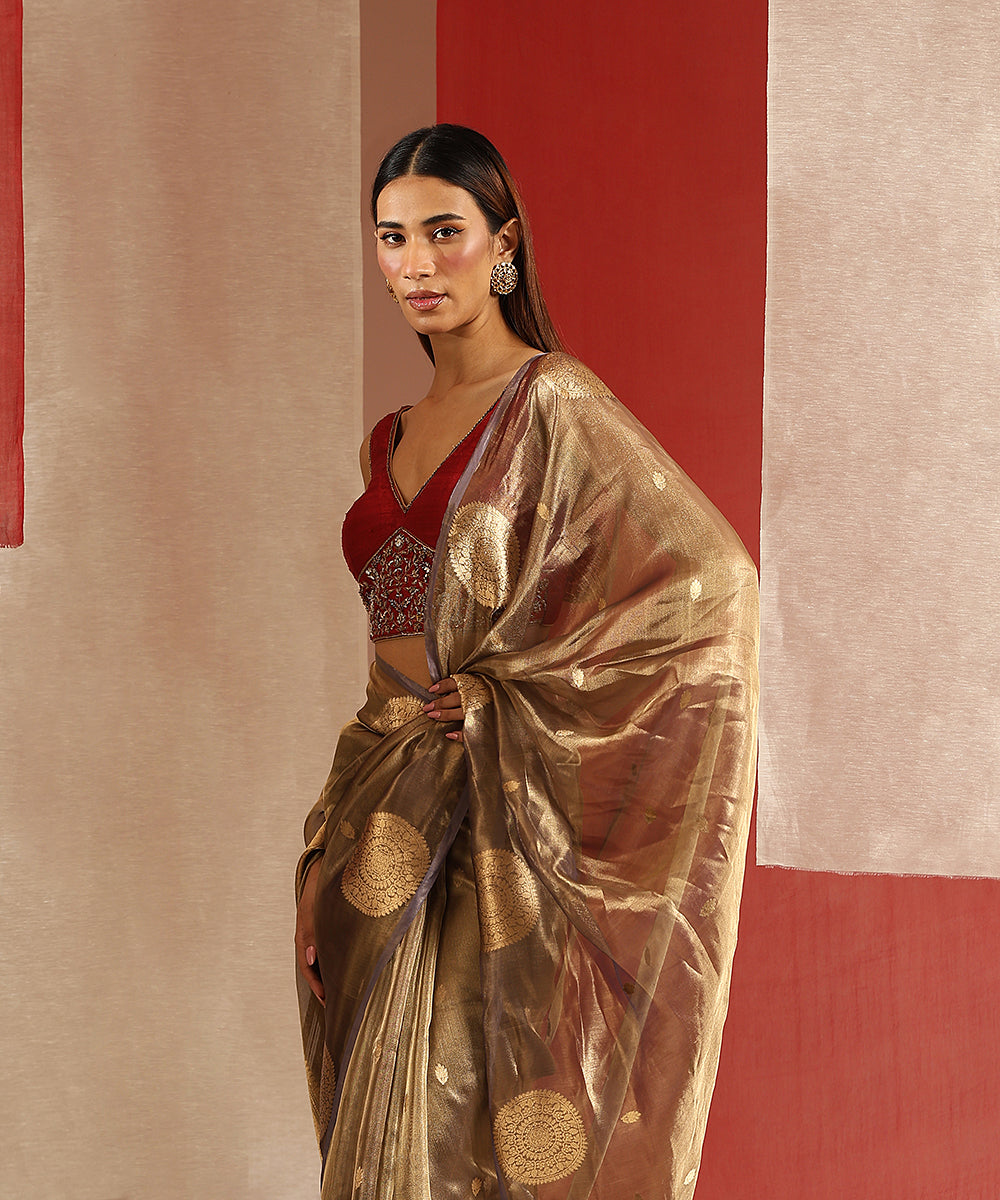 Handloom_Purple_And_Antique_Gold_Pure_Tissue_Silk_Banarasi_Saree_With_Kadhwa_Boota_WeaverStory_01