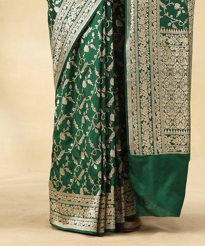 Emerald_Green_Handloom_Pure_Katan_Silk_Banarasi_Saree_With_Floral_Zari_Jaal_WeaverStory_04