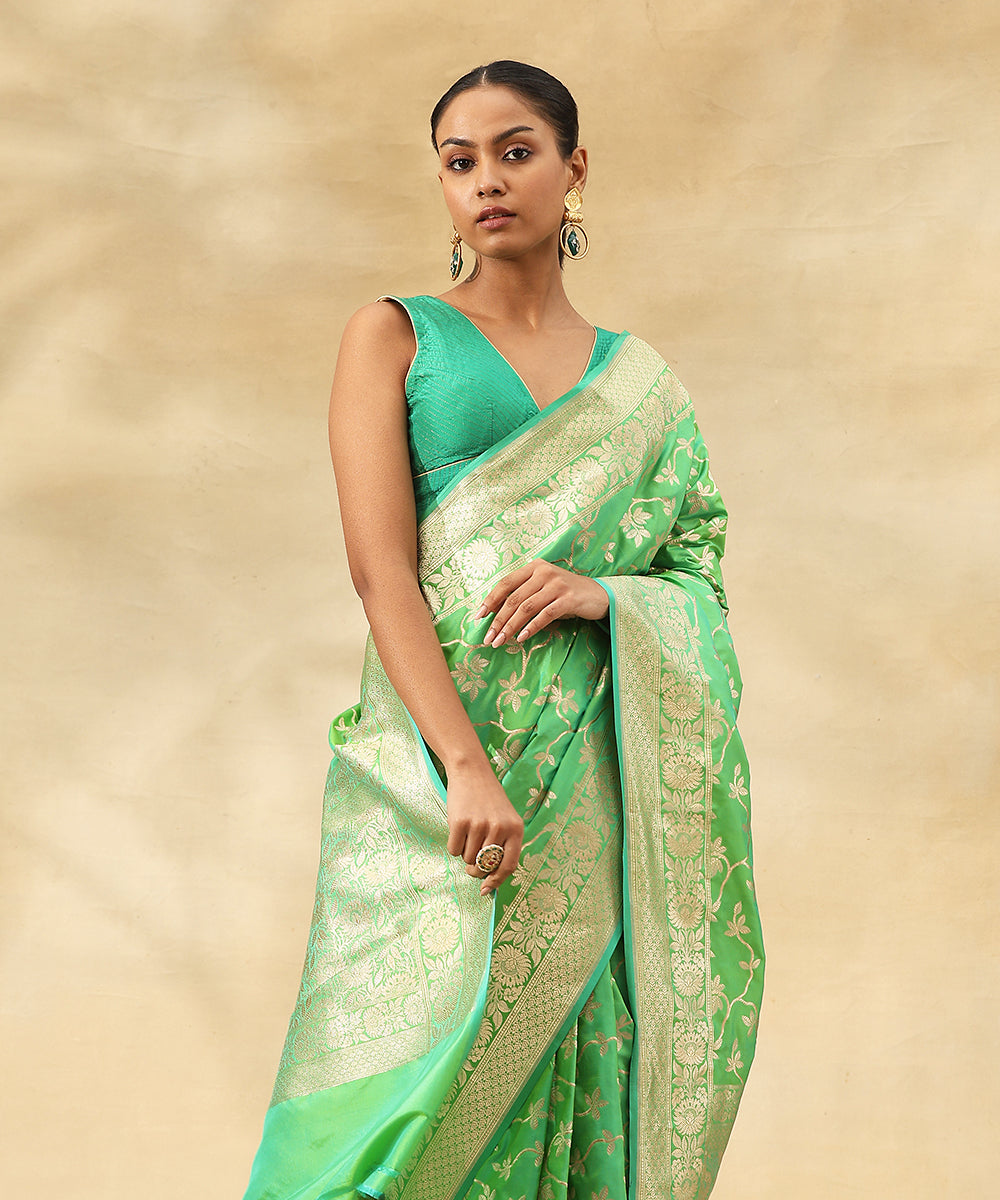 Handloom_Green_Dual_Tone_Pure_Katan_Silk_Banarasi_Saree_With_Zari_Jaal_And_Leaves_WeaverStory_01