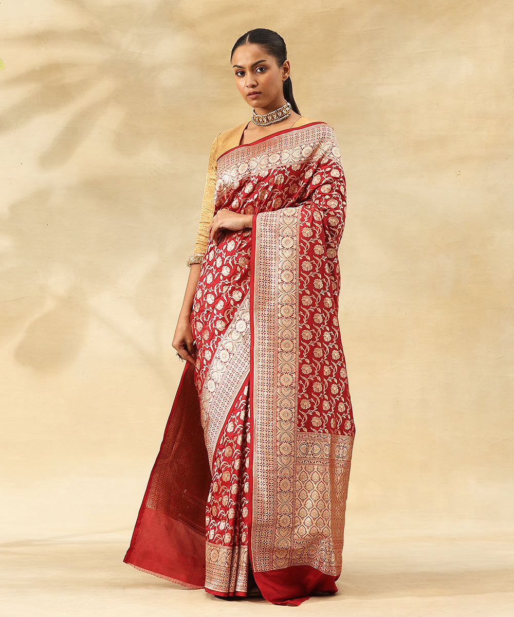 Handloom_Maroon_Pure_Katan_Silk_Banarasi_Saree_With_Zari_Jaal_And_Flowers_WeaverStory_02