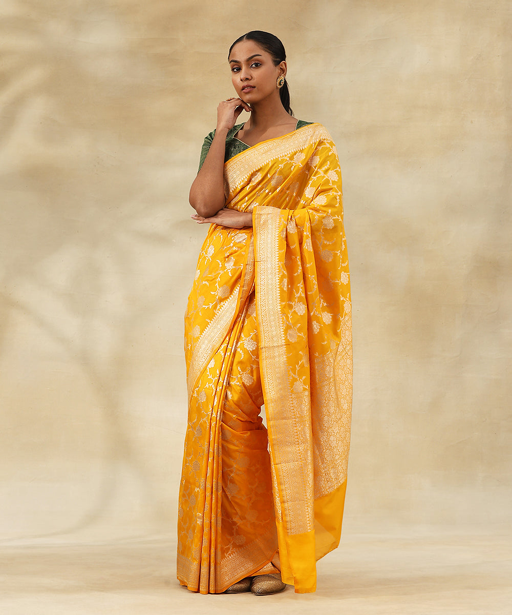 Handloom_Mustard_Yellow_Pure_Katan_Silk_Banarasi_Saree_With_Zari_Jaal_With_Flowers_WeaverStory_01