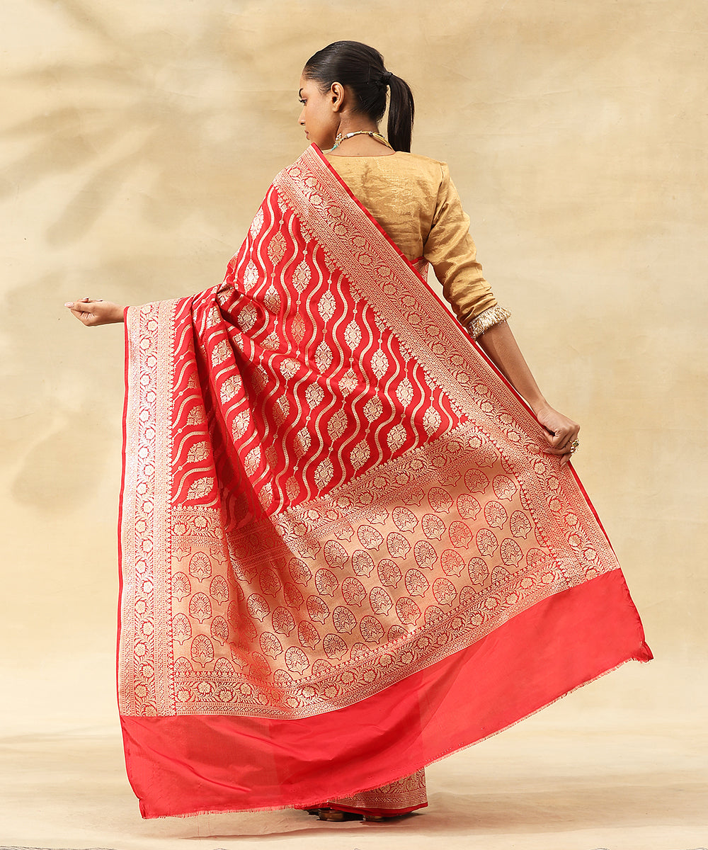 Handloom_Red_Pure_Katan_Silk_Banarasi_Saree_With_Aada_Bel_WeaverStory_03