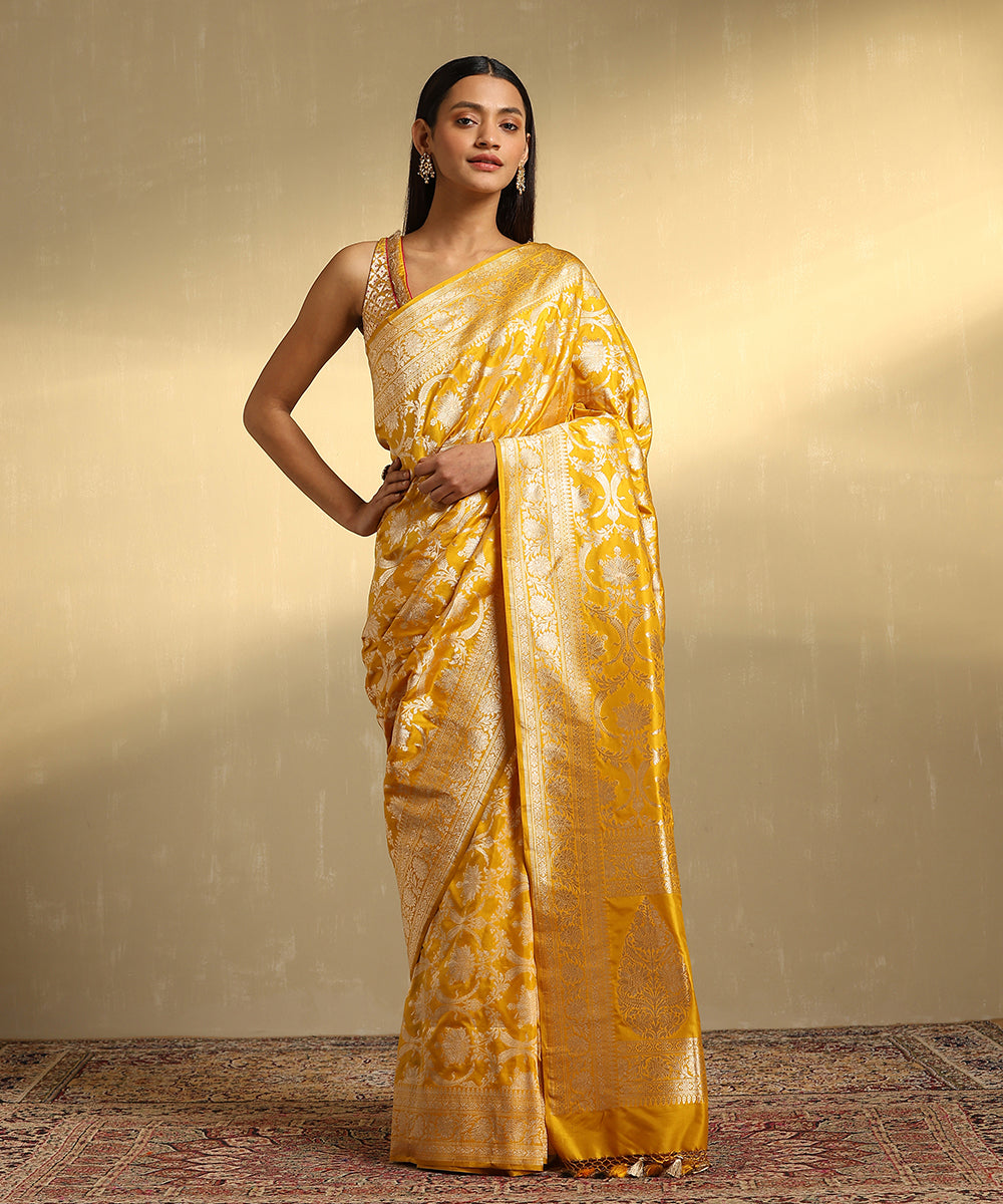 Handloom_Mustard_Pure_Katan_Silk_Banarasi_Saree_With_Floral_Jaal_WeaverStory_01