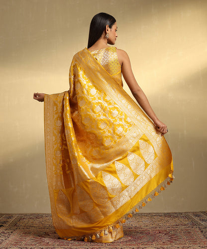 Handloom_Mustard_Pure_Katan_Silk_Banarasi_Saree_With_Floral_Jaal_WeaverStory_03