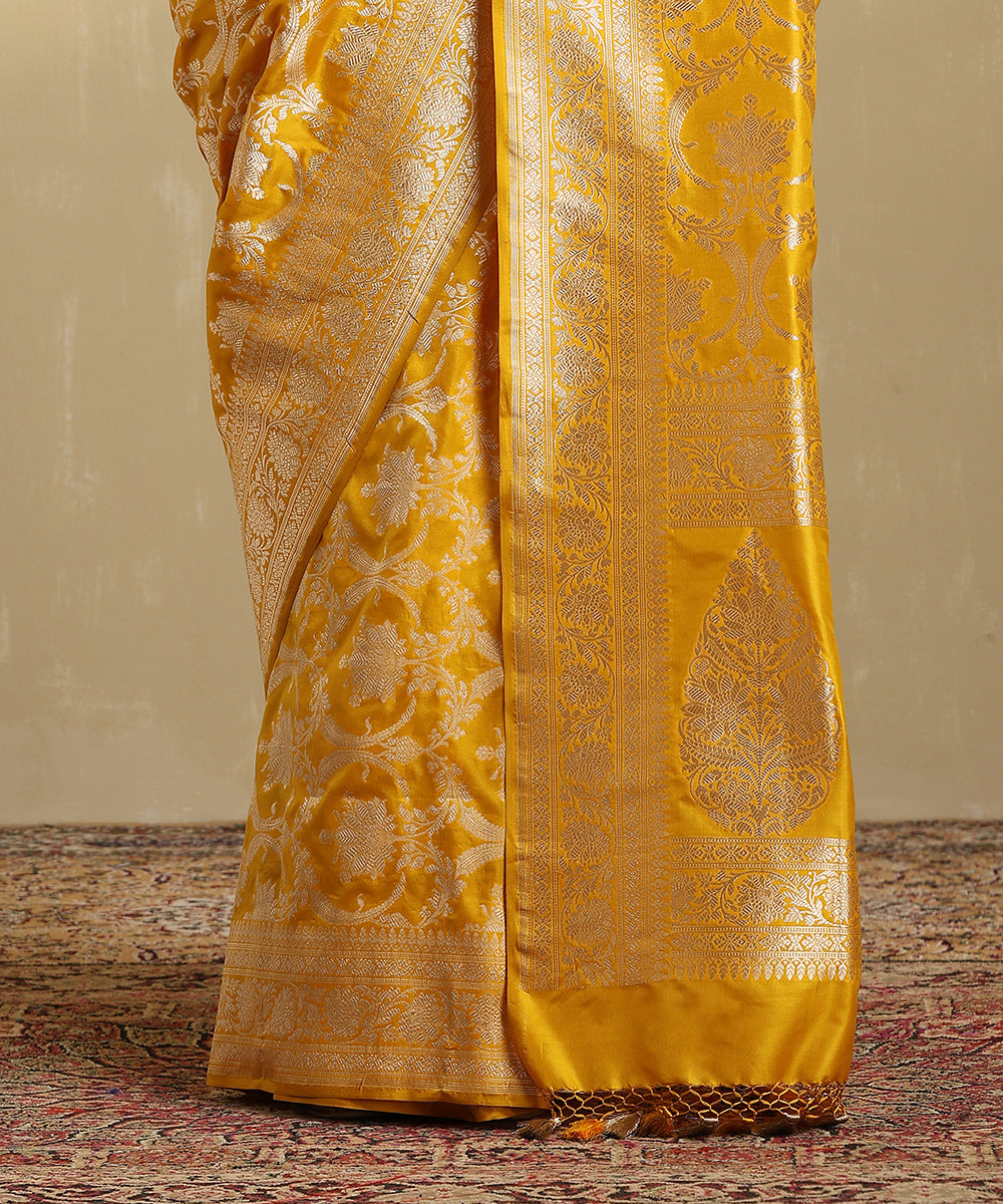 Handloom_Mustard_Pure_Katan_Silk_Banarasi_Saree_With_Floral_Jaal_WeaverStory_04