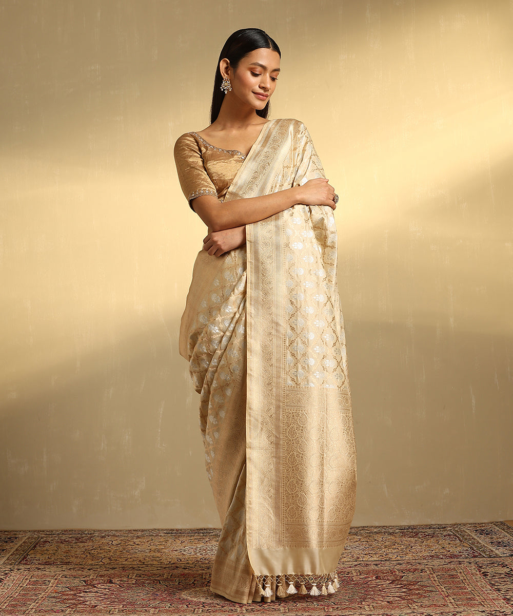 Handloom_Offwhite_Pure_Katan_Silk_Banarasi_Saree_With_Floral_Jaal_In_Gold_And_Silver_Zari_WeaverStory_01