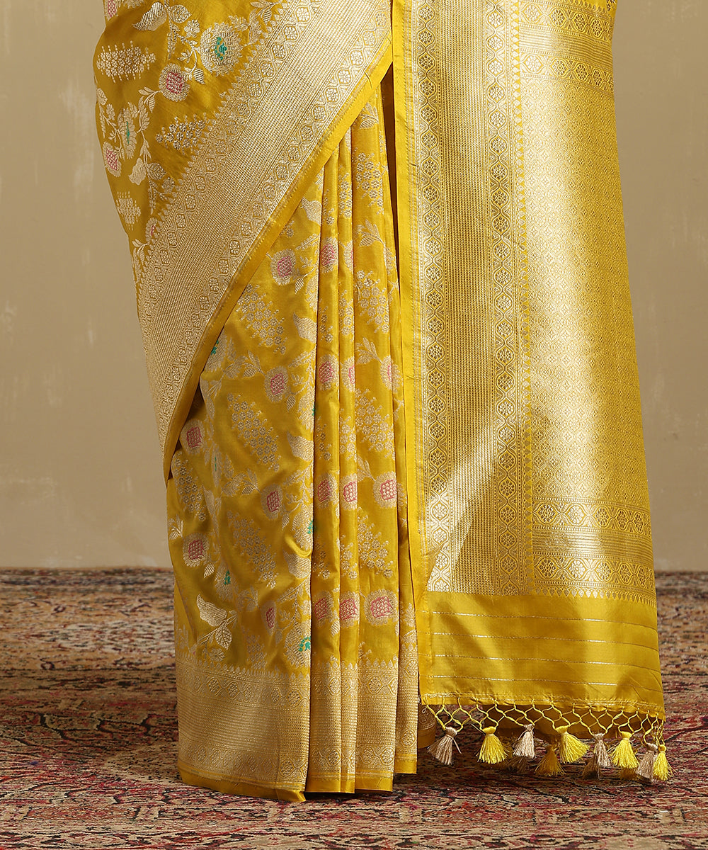 Handloom_Yellow_Pure_Katan_Silk_Banarasi_Saree_With_Floral_Jaal_And_Meenakari_WeaverStory_04