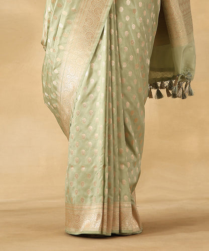 Handloom_Light_Green_Pure_Katan_Silk_Banarasi_Saree_With_Champagne_Gold_Zari_Cutwork_Booti_WeaverStory_04