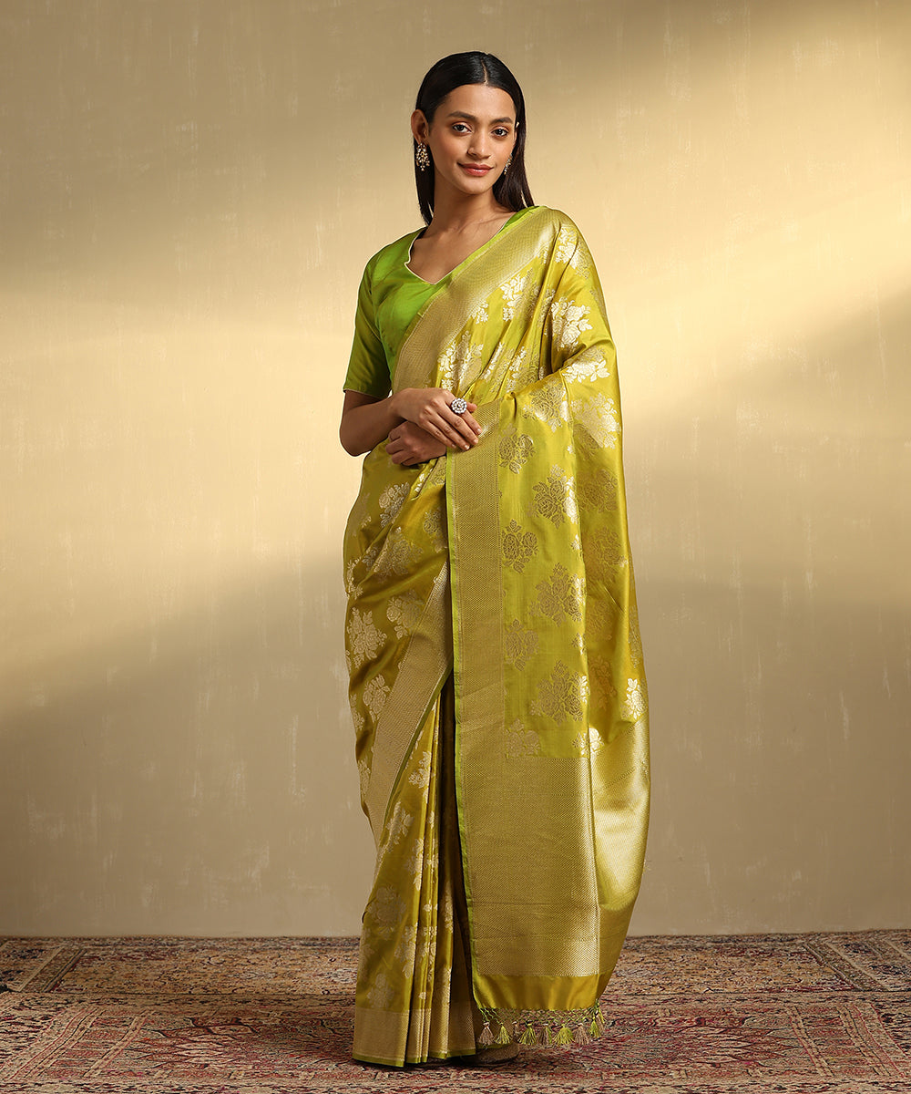 Handloom_Henna_Green_Pure_Katan_Silk_Banarasi_Saree_With_Floral_Bunches_Woven_In_Gold_Zari_WeaverStory_01