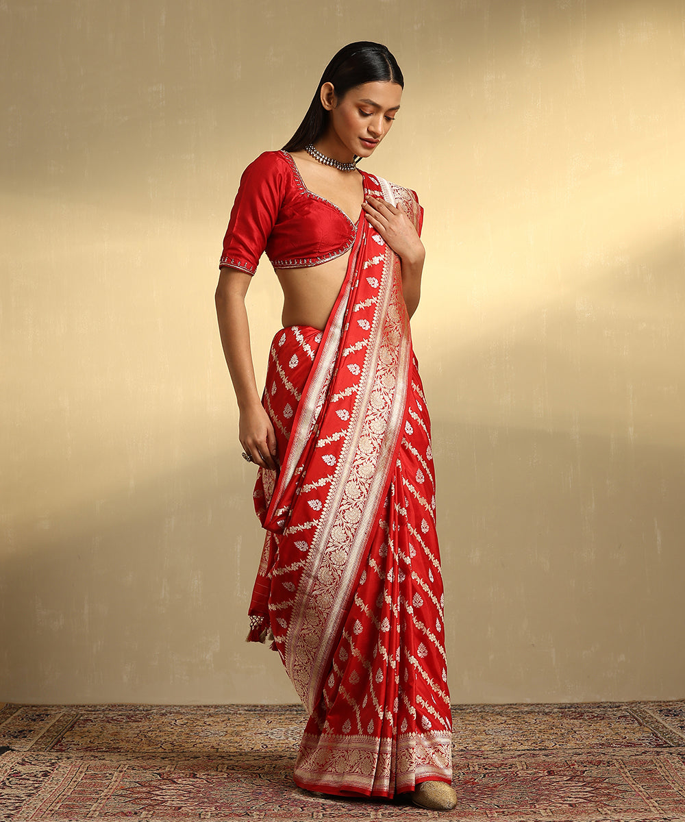 Handloom_Red_Pure_Katan_Silk_Jangla_Banarasi_Saree_With_Diagonal_Bel_WeaverStory_01
