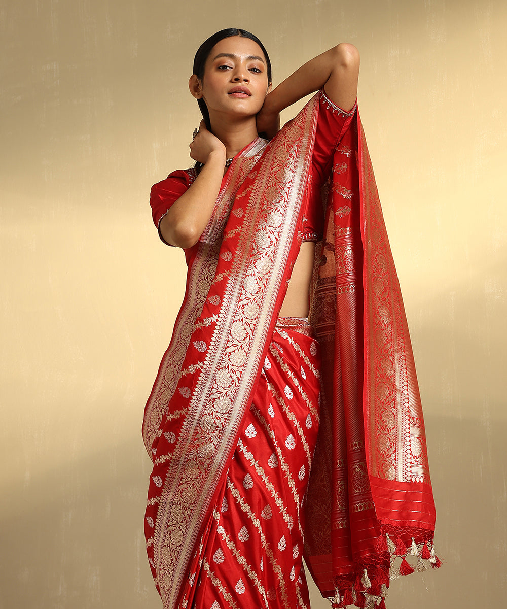 Handloom_Red_Pure_Katan_Silk_Jangla_Banarasi_Saree_With_Diagonal_Bel_WeaverStory_02