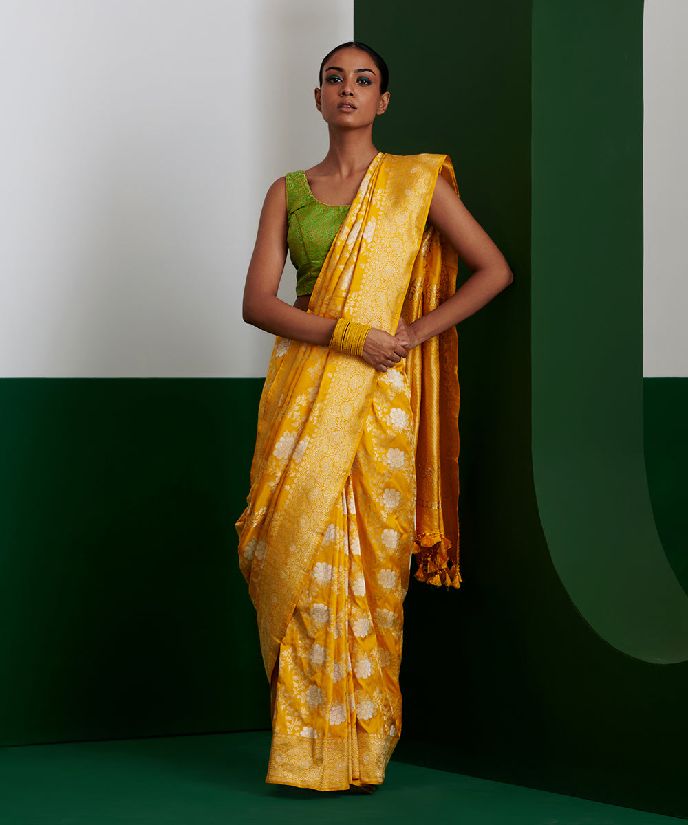 Handloom_Yellow_Pure_Katan_Silk_Banarasi_Saree_With_Angoor_Jangla_Design_WeaverStory_02