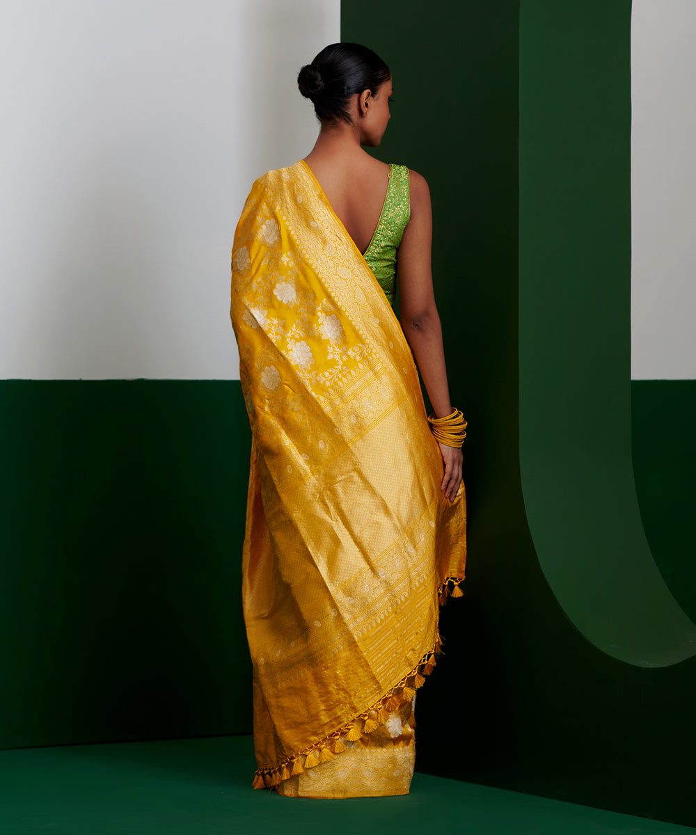 Handloom_Yellow_Pure_Katan_Silk_Banarasi_Saree_With_Angoor_Jangla_Design_WeaverStory_03