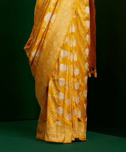 Handloom_Yellow_Pure_Katan_Silk_Banarasi_Saree_With_Angoor_Jangla_Design_WeaverStory_04