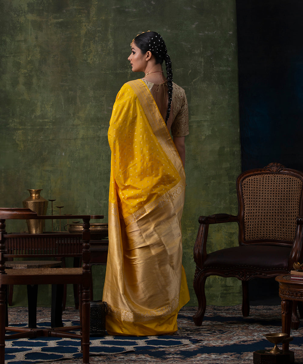 Yellow_Handloom_Pure_Katan_Silk_Banarasi_Saree_with_Zari_Border_WeaverStory_03