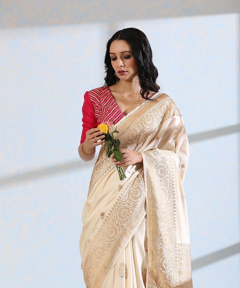 Handloom_Milky_White_Pure_Katan_Silk_Ektara_Banarasi_Saree_With_Kadhwa_Booti_WeaverStory_01