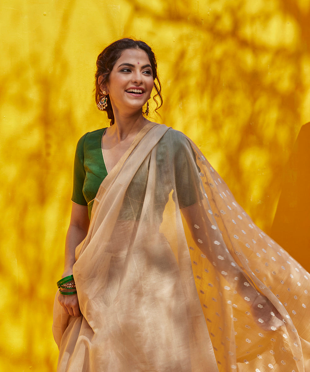 Handloom_Beige_Pure_Cotton_Chanderi_Saree_With_Mogra_Booti_And_Gold_Border_WeaverStory_01