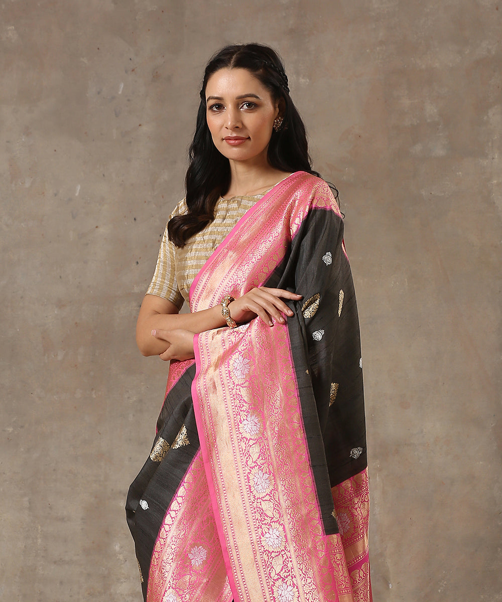 Handloom_Black_Tussar_Silk_Banarasi_Saree_With_Pink_Kadhiyal_Border_WeaverStory_01