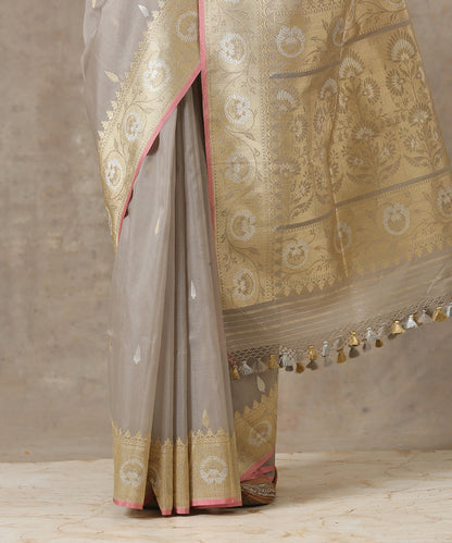 Handloom_Light_Grey_Kora_Silk_Banarasi_Saree_With_Kadhwa_Floral_Border_WeaverStory_04