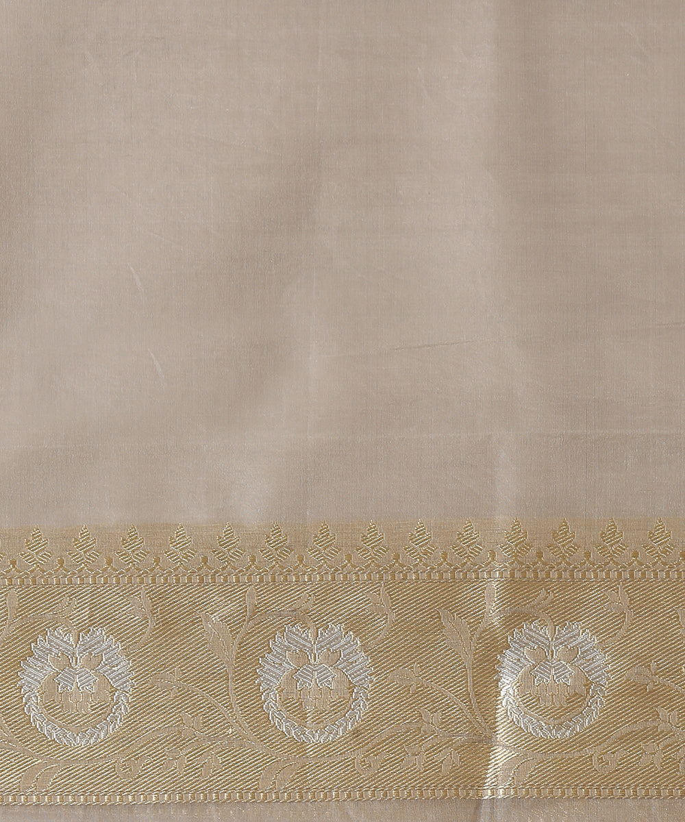 Handloom_Light_Grey_Kora_Silk_Banarasi_Saree_With_Kadhwa_Floral_Border_WeaverStory_05