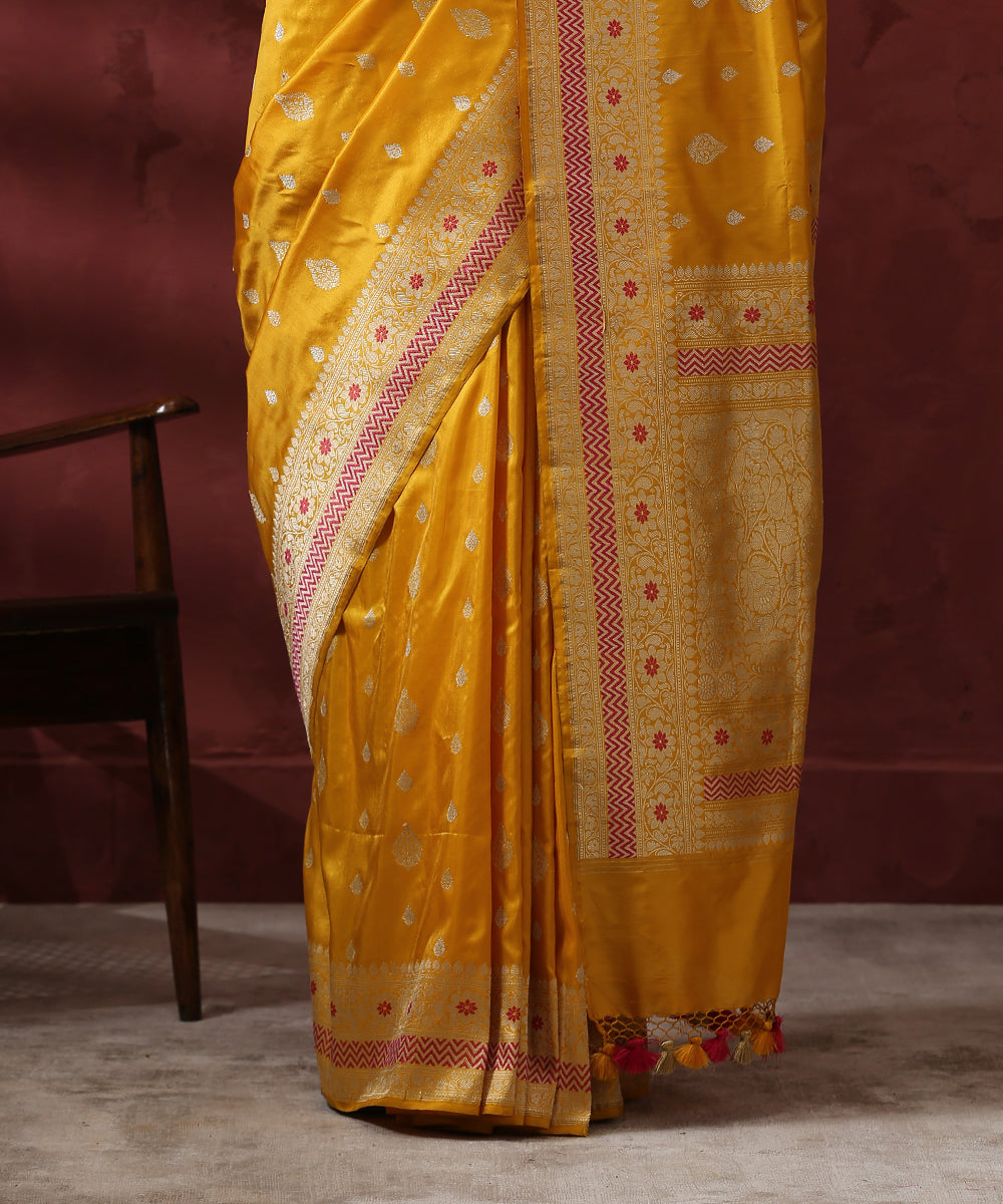 Handloom_Yellow_Kadhwa_Booti_Pure_Katan_Silk_Banarasi_Saree_WeaverStory_04