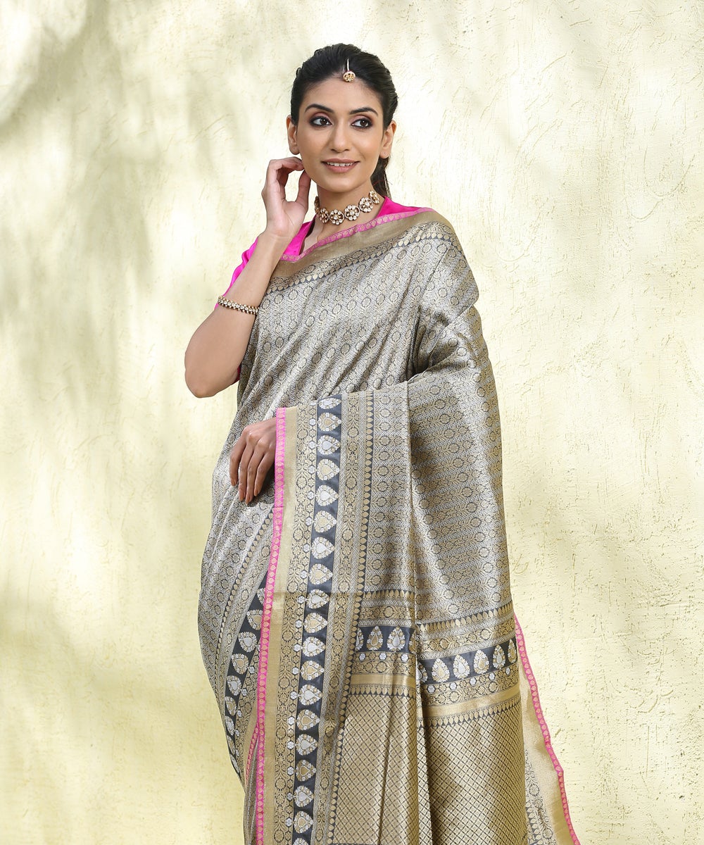 Grey_Handloom_Kimkhab_Pure_Katan_Silk_Banarasi_Saree_With_Pink_Selvedge_Border_WeaverStory_01