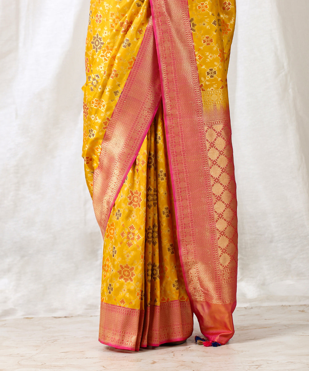 Yellow_Handloom_Pure_Katan_Silk_Banarasi_Patola_Saree_With_Pink_Border_WeaverStory_04