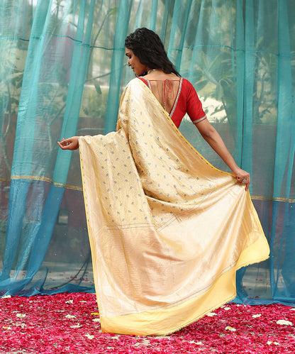 Yellow_Handloom_Pure_Katan_Silk_Banarasi_Saree_With_Blue_Kimkhab_Meenakari_WeaverStory_03