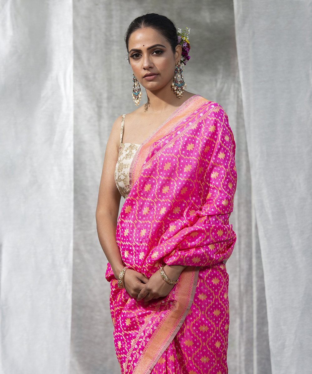 Handloom_Light_Pink_Pure_Katan_Silk_Banarasi_Saree_with_Star_Booti_Jaal_WeaverStory_01