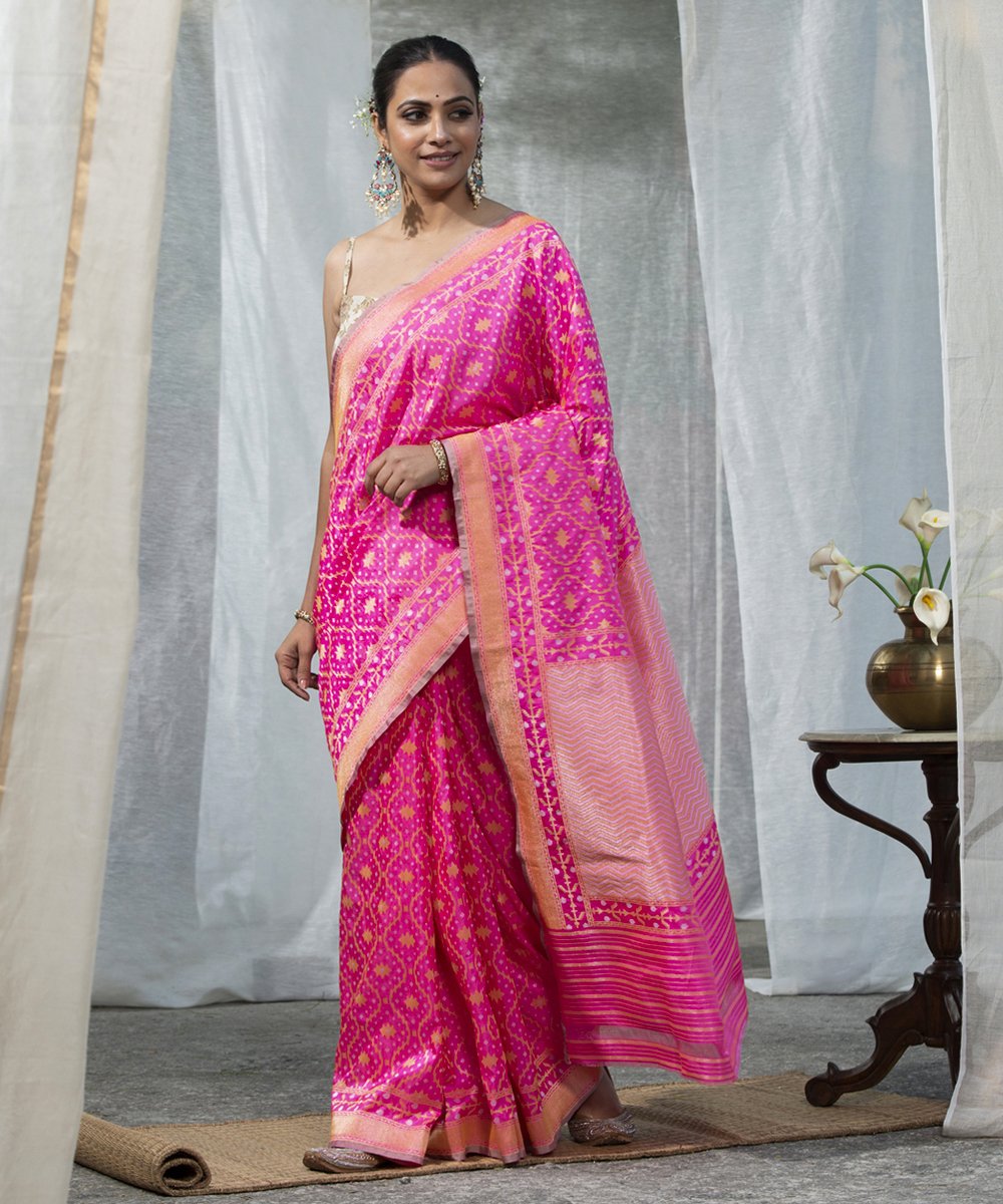 Handloom_Light_Pink_Pure_Katan_Silk_Banarasi_Saree_with_Star_Booti_Jaal_WeaverStory_02