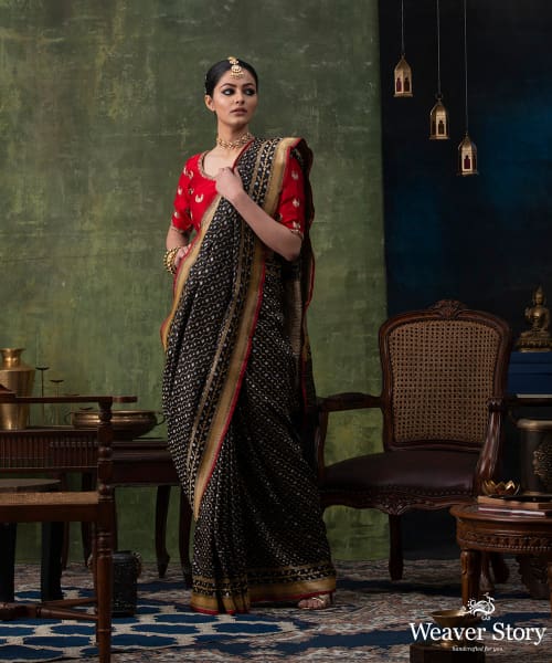 Black_Handloom_Jamdani_Pure_Katan_Silk_Banarasi_Saree_with_Jaal_WeaverStory_02