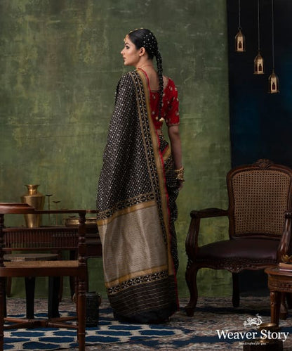 Black_Handloom_Jamdani_Pure_Katan_Silk_Banarasi_Saree_with_Jaal_WeaverStory_03