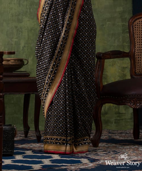 Black_Handloom_Jamdani_Pure_Katan_Silk_Banarasi_Saree_with_Jaal_WeaverStory_04