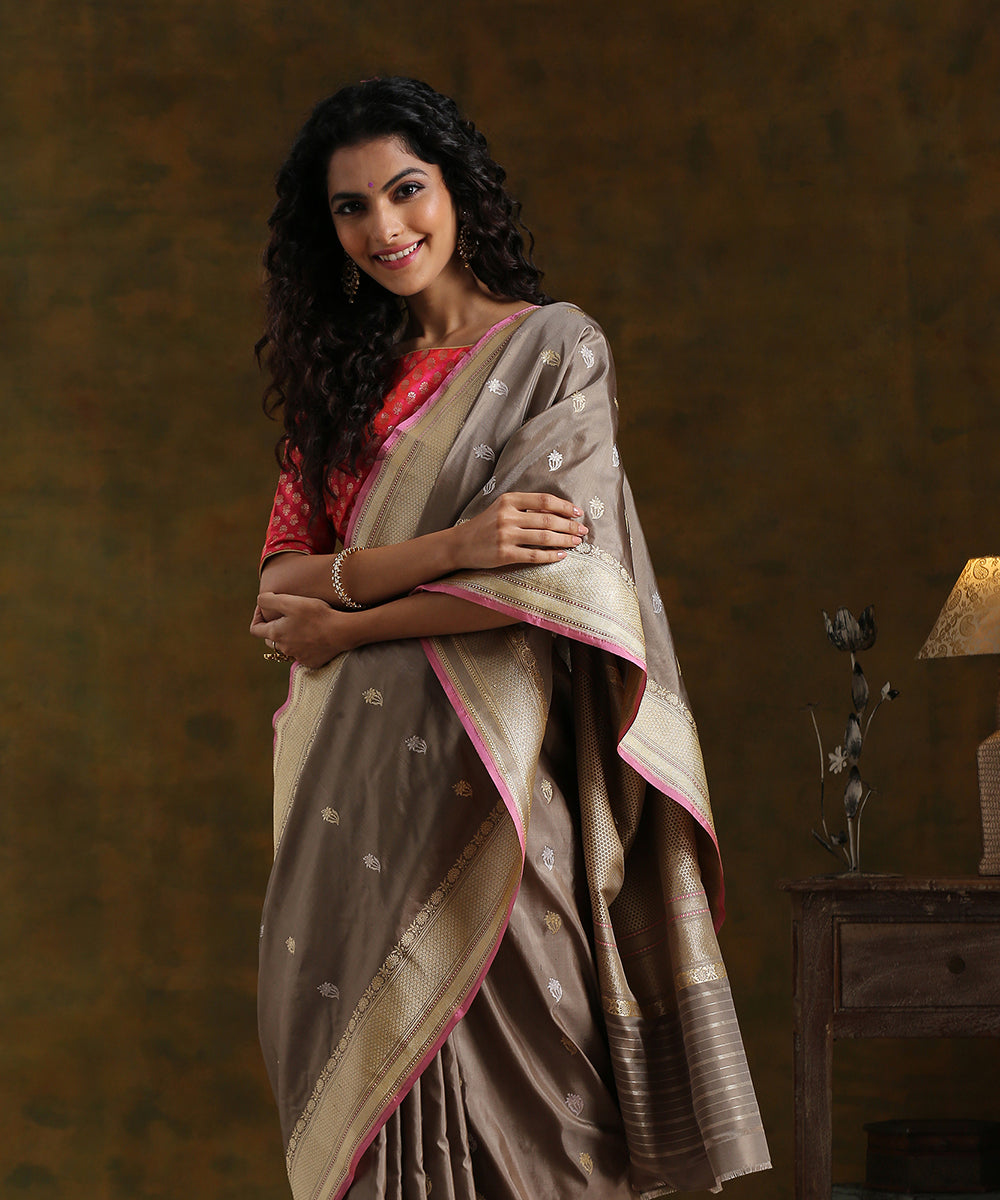 Grey_Handloom_Pure_Katan_Silk_Kadhwa_Floral_Booti_Banarasi_Saree_With_Pink_Selvedge_WeaverStory_01