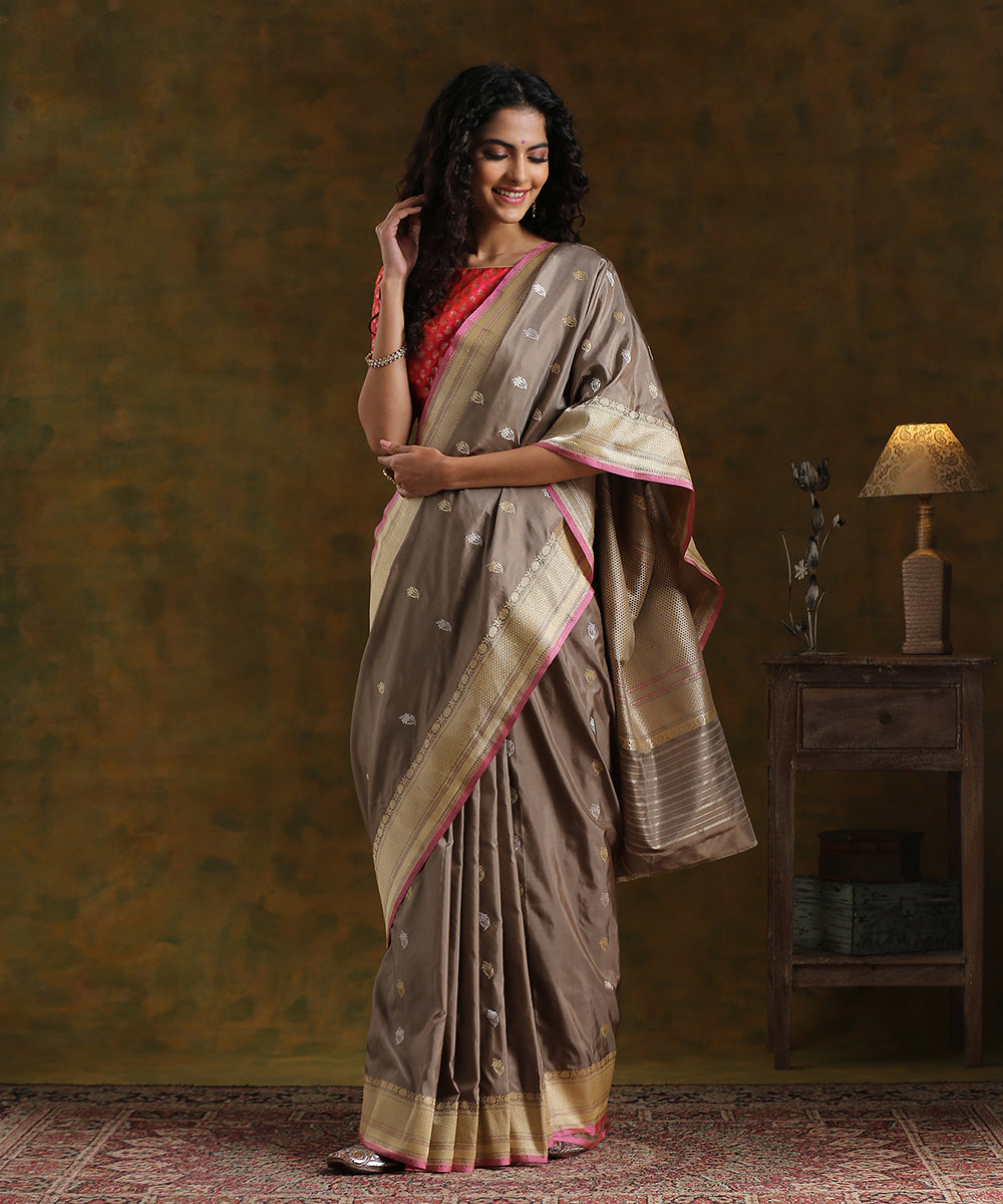 Grey_Handloom_Pure_Katan_Silk_Kadhwa_Floral_Booti_Banarasi_Saree_With_Pink_Selvedge_WeaverStory_02