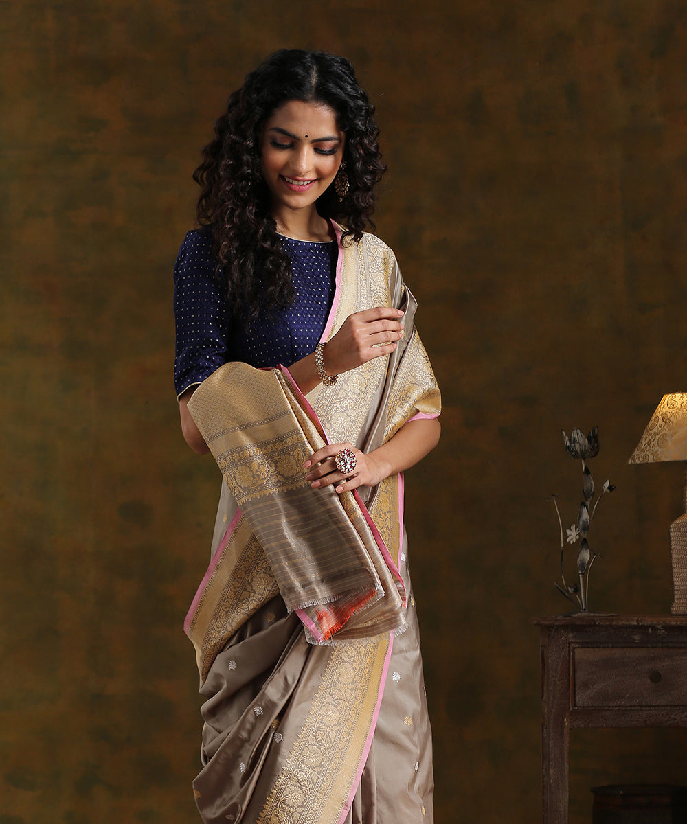 Handloom_Grey_Pure_Katan_Silk_Kadhwa_Booti_Banarasi_Saree_With_Pink_Selvedge_WeaverStory_01