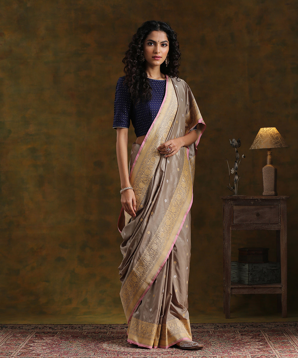 Handloom_Grey_Pure_Katan_Silk_Kadhwa_Booti_Banarasi_Saree_With_Pink_Selvedge_WeaverStory_02