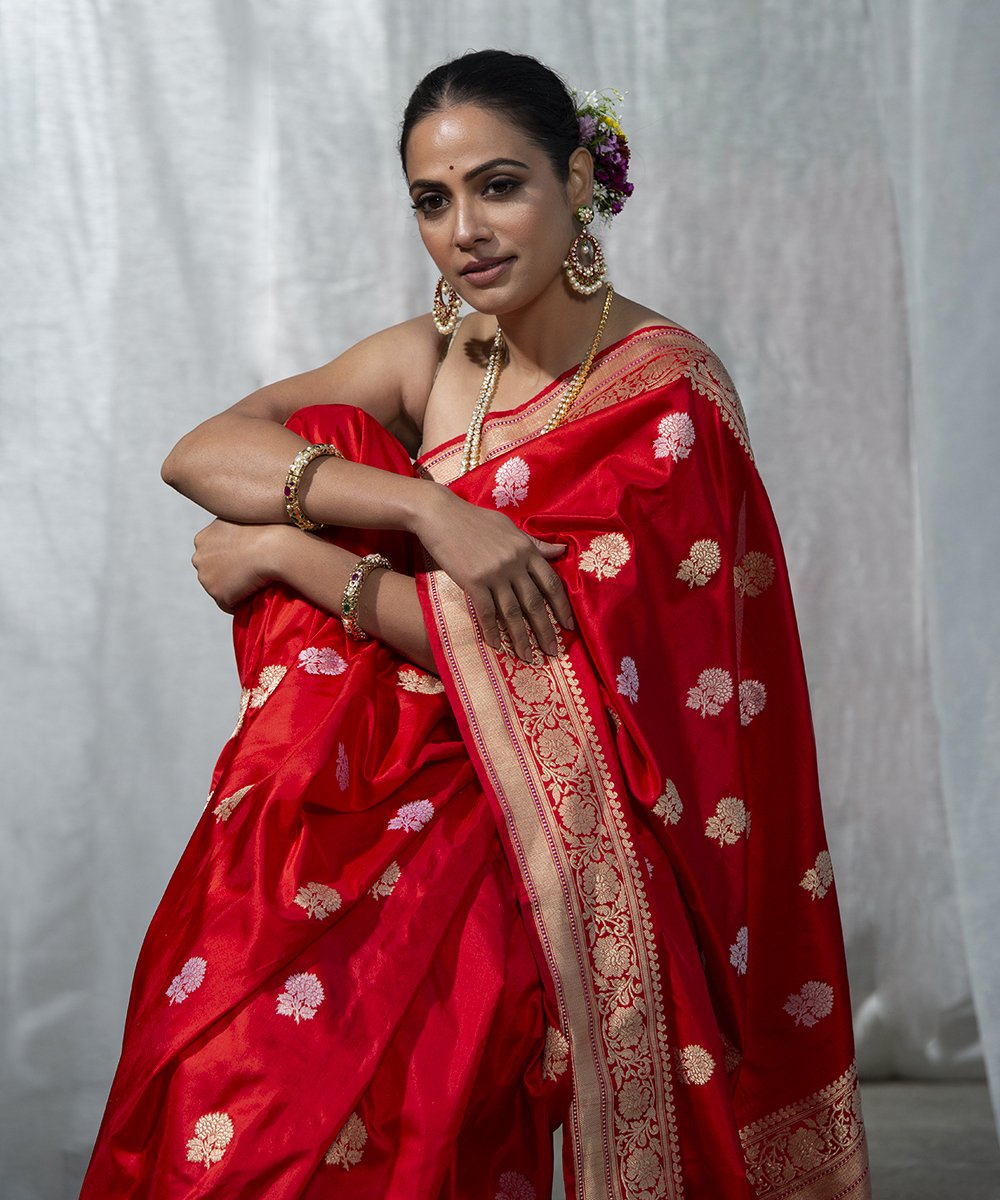 Red_Handloom_Kadhwa_Pure_Katan_Silk_Banarasi_Saree_with_Floral_Boota_WeaverStory_01