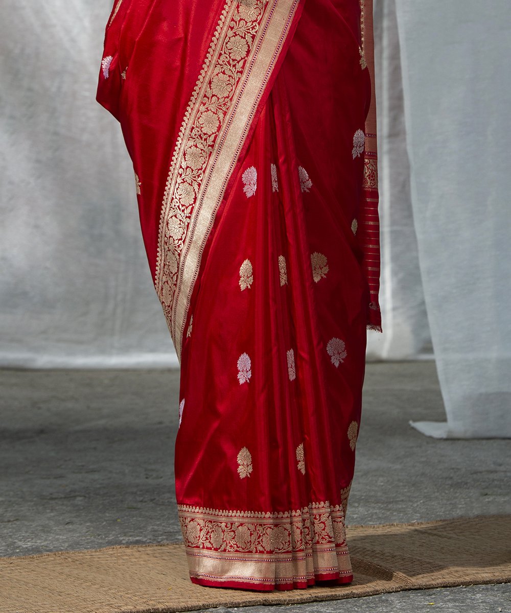 Red_Handloom_Kadhwa_Pure_Katan_Silk_Banarasi_Saree_with_Floral_Boota_WeaverStory_04