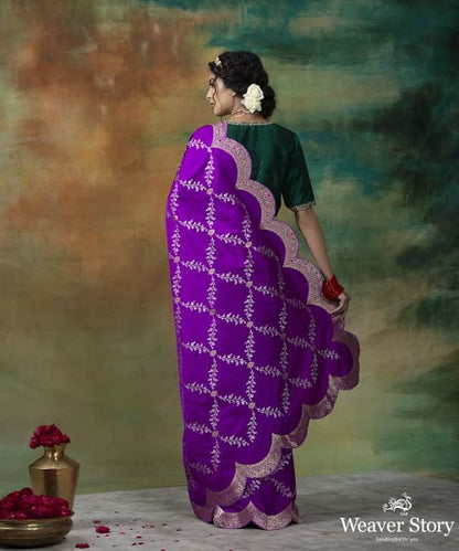 Handloom_Purple_Katan_Silk_Scallop_Border_Banarasi_Saree_WeaverStory_03