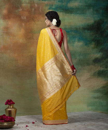 Handloom_Mustard_Yellow_Pure_Katan_Silk_Kadhwa_Banarasi_Saree_with_Booti_WeaverStory_03