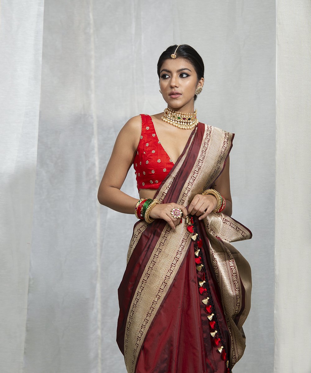 Handloom_Maroon_And_Black_Dual_Tone_Kadhwa_Border_Saree_With_Brocade_Blouse_WeaverStory_01
