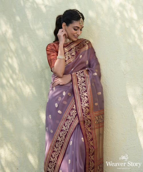 Handloom_Soft_and_Purple_Dual_Tone_Kadhwa_Kora_Silk_Banarasi_Saree_With_Purple_Border_WeaverStory_01