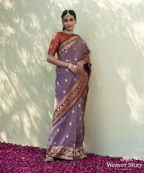 Handloom_Soft_and_Purple_Dual_Tone_Kadhwa_Kora_Silk_Banarasi_Saree_With_Purple_Border_WeaverStory_02