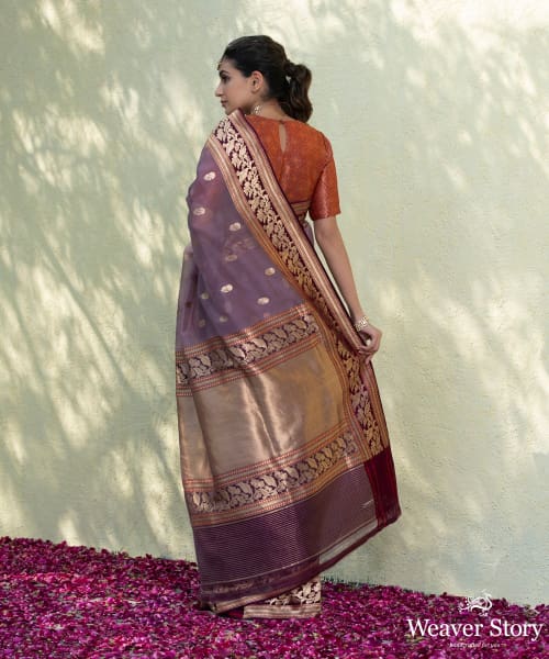 Handloom_Soft_and_Purple_Dual_Tone_Kadhwa_Kora_Silk_Banarasi_Saree_With_Purple_Border_WeaverStory_03