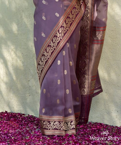 Handloom_Soft_and_Purple_Dual_Tone_Kadhwa_Kora_Silk_Banarasi_Saree_With_Purple_Border_WeaverStory_04