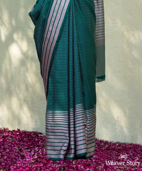 Green_And_Beige_Handloom_Mushroo_Silk_Banarasi_Saree_With_Polka_Dots_And_Stripes_WeaverStory_04