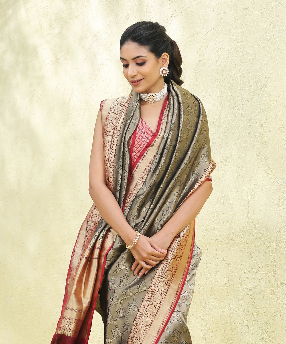 Handloom_Black_Zari_Tanchoi_Banarasi_Saree_With_Kadhiyal_Pink_Border_WeaverStory_01