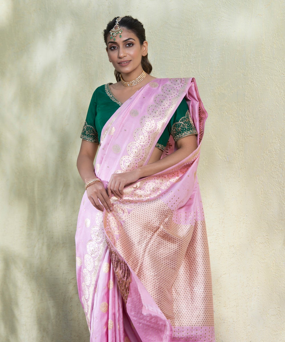 Handloom_Soft_Pink_Kadhwa_Rose_Flower_Boota_Banarasi_Saree_With_Floral_Bunches_On_Border_WeaverStory_01